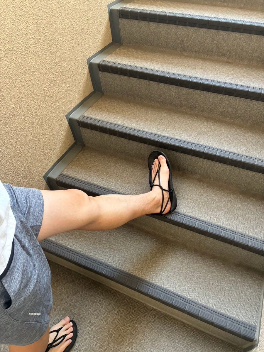 膝の痛みをやわらげる階段ストレッチ ② つま先を外側に倒す